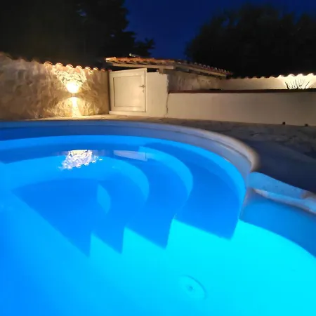 Mit Pool In Herrlich Ruhiger Lage *