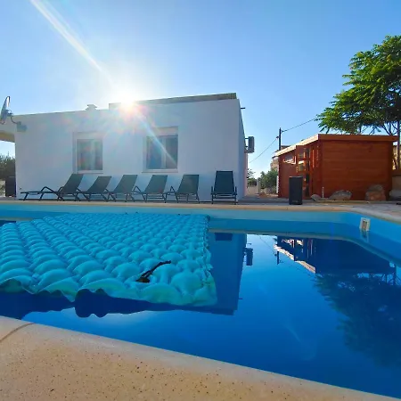 Villa Mit Pool In Herrlich Ruhiger Lage *