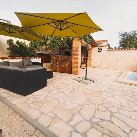Mit Pool In Herrlich Ruhiger Lage Villa