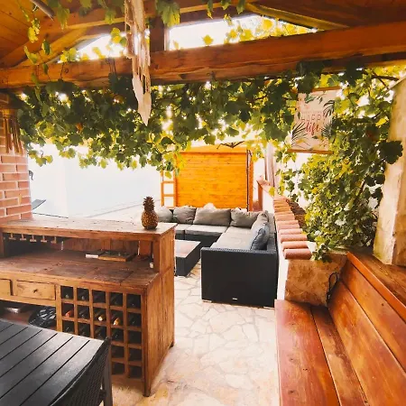 Villa Mit Pool In Herrlich Ruhiger Lage *