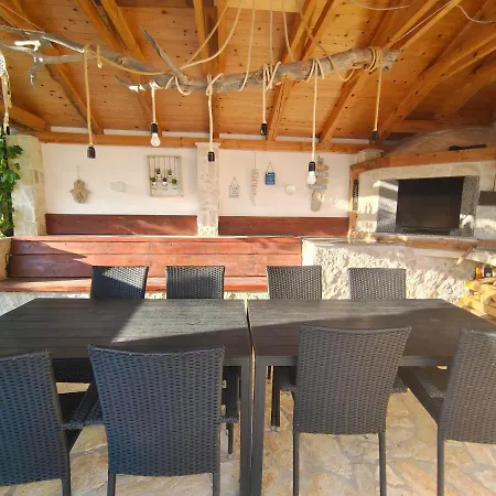 Villa Mit Pool In Herrlich Ruhiger Lage
