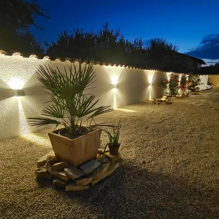 Mit Pool In Herrlich Ruhiger Lage Villa